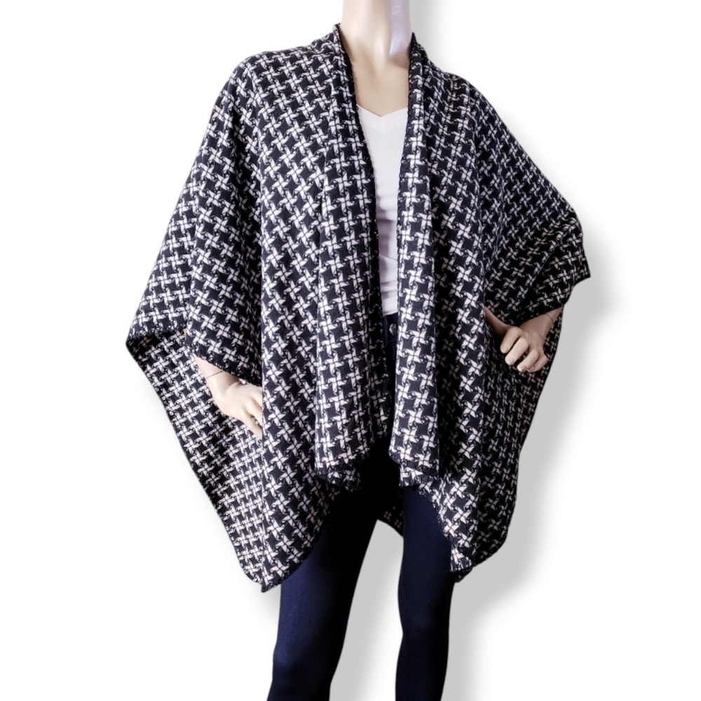 Black & White Geometric Spiral-like Print Reversible Poncho One Size